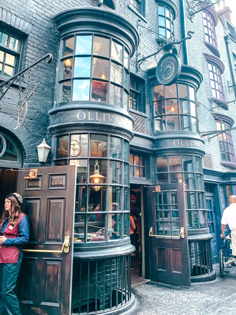 30A Mama Travels - Wizarding World of Harry Potter - Ollivander's