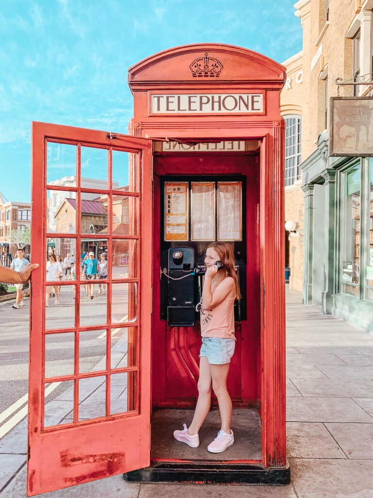 30A Mama Travels - Wizarding World of Harry Potter - Phone Booth